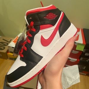 Jordan 1 mid very berry size 5Y (6.5 women’s)